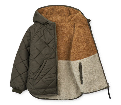 Aufgeklappte Jackson Jacke, außen khaki gesteppt, innen Kuschelfleece