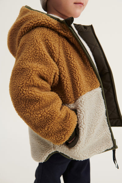 Kind mit Wendejacke Jackson, innen khaki, außen Kuschelfleece in braun / weiß