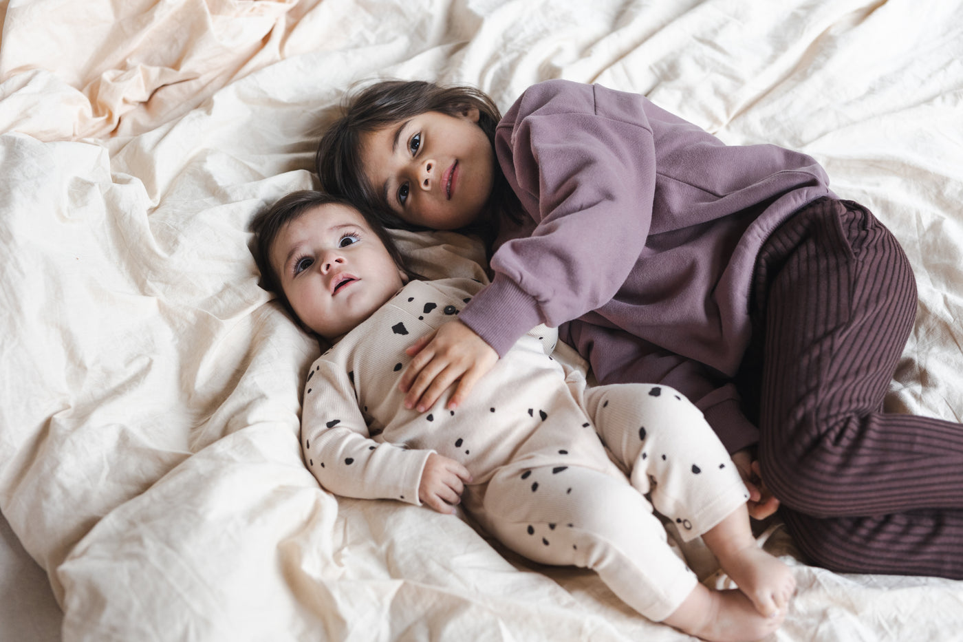 Gerippter Onesie 'fragments' in warm cream