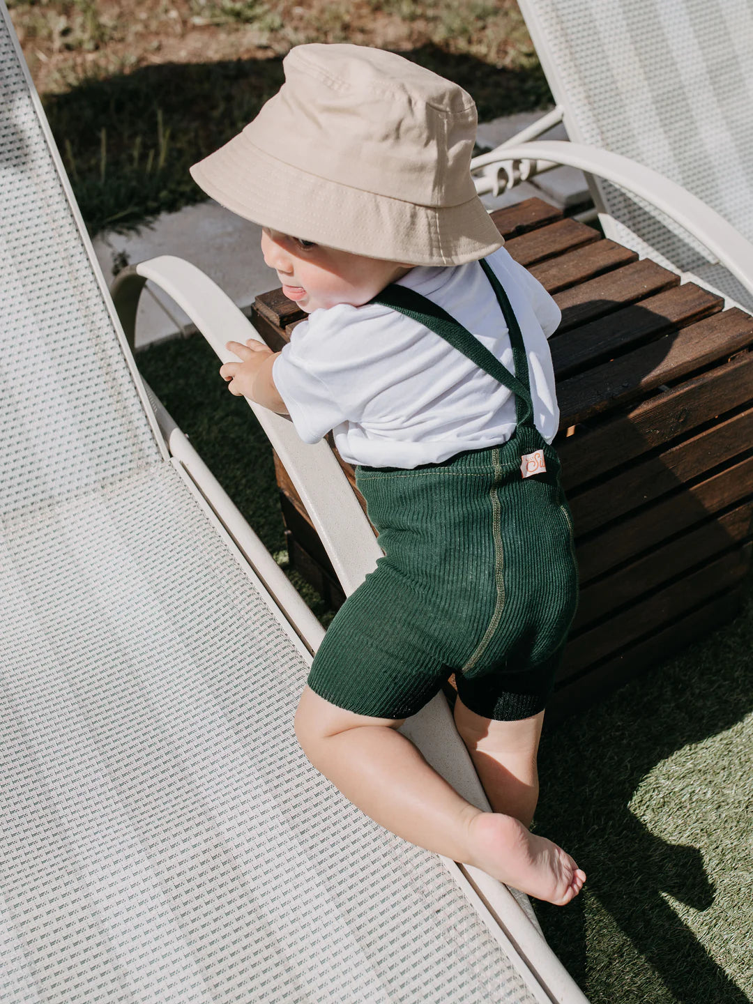 Shorty Tights in grün an Baby auf Sonnenliege