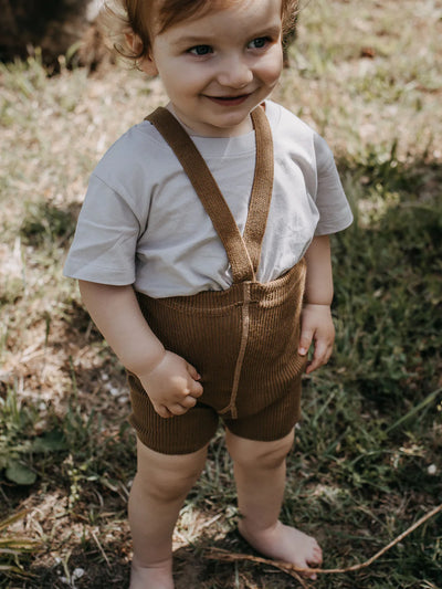 Lachendes Kleinkind mit Shorty Tights von Silly Silas