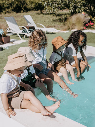 5 kleine Kinder am Pool mit Silly Silas Shorty Tights