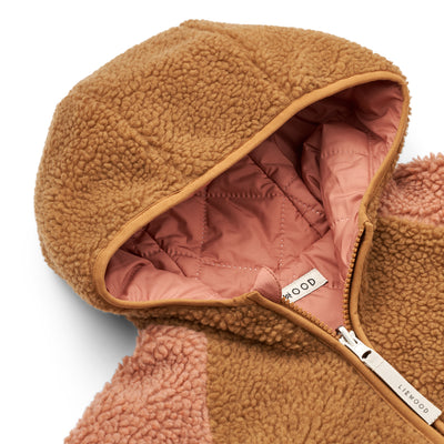 Detailansicht der Kapuze in Braunem Kuschelfleece